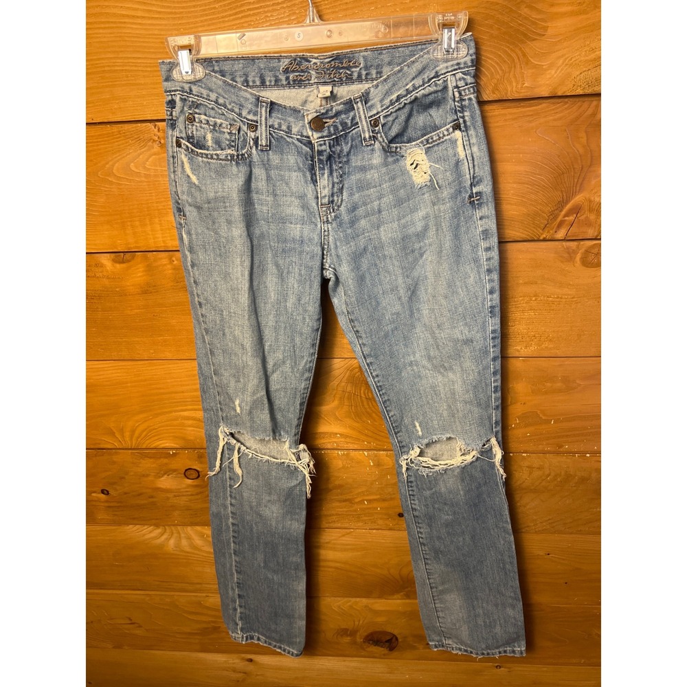 Abercrombie & Fitch Distressed‎ Ripped  torn Knee Jeans Women's SZ 2R Light Wash